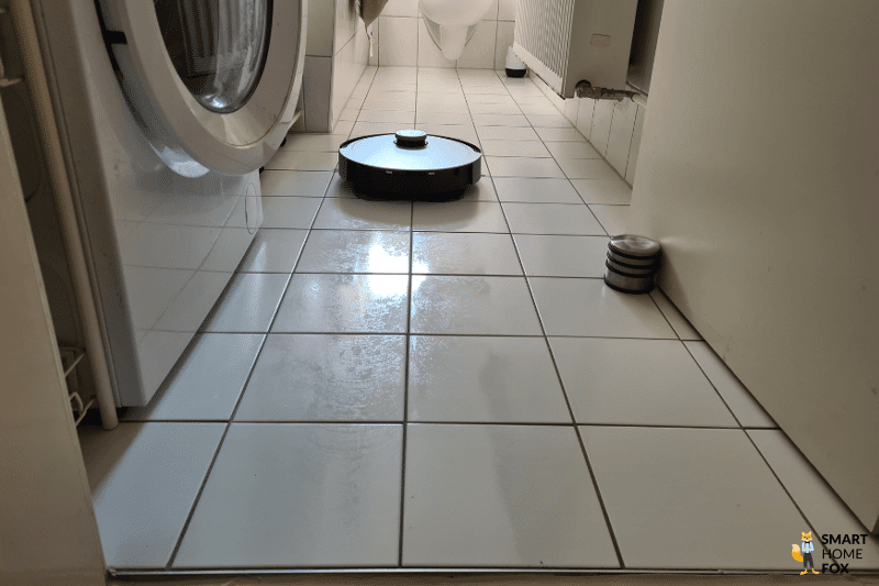 Der Ecovacs Deebot X1 Turbo wischt den Boden im Badezimmer